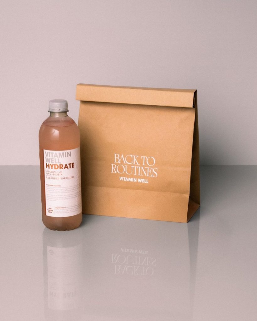 Бутилка Vitamin Well Hydrate до хартиена торба
