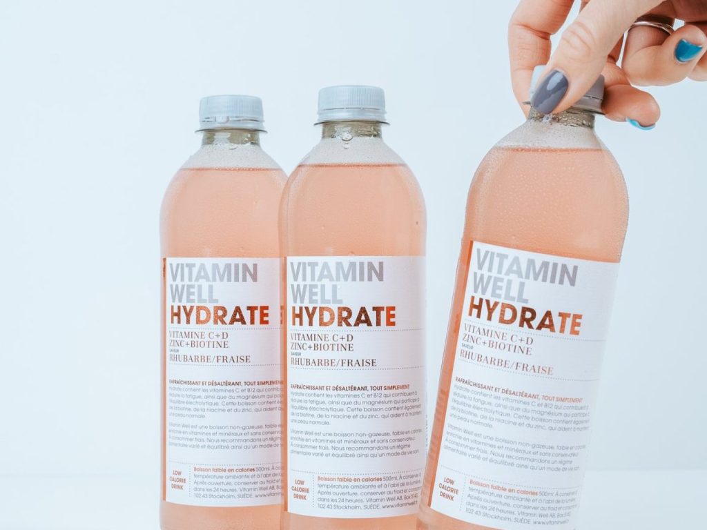 Три бутилки Vitamin Well Hydrate